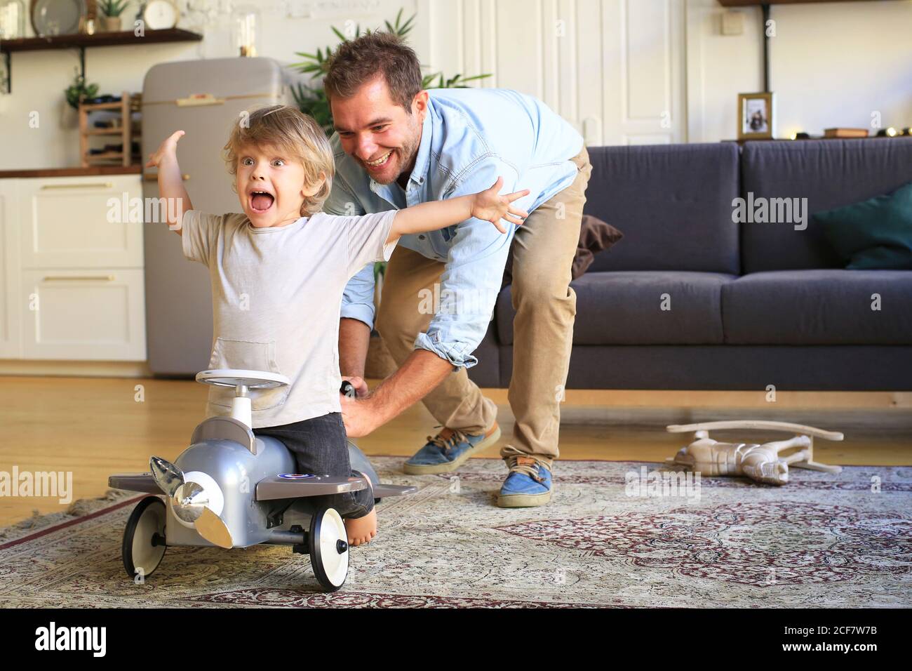 Vater und Sohn spielen Flugzeug zu Hause Stockfoto