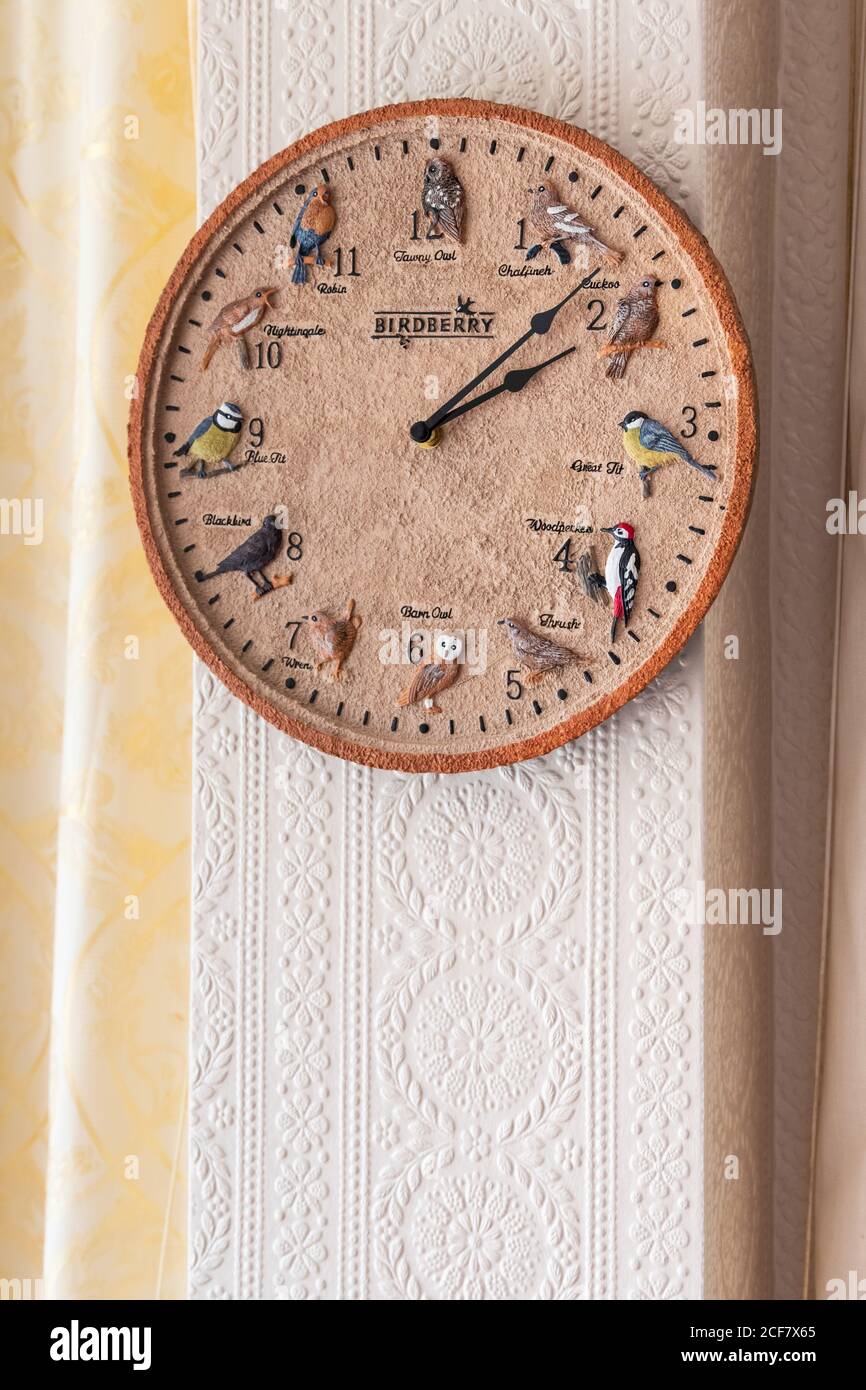 Dekorative Uhr, die in einem Haus im Wohnzimmer hängt. Stockfoto