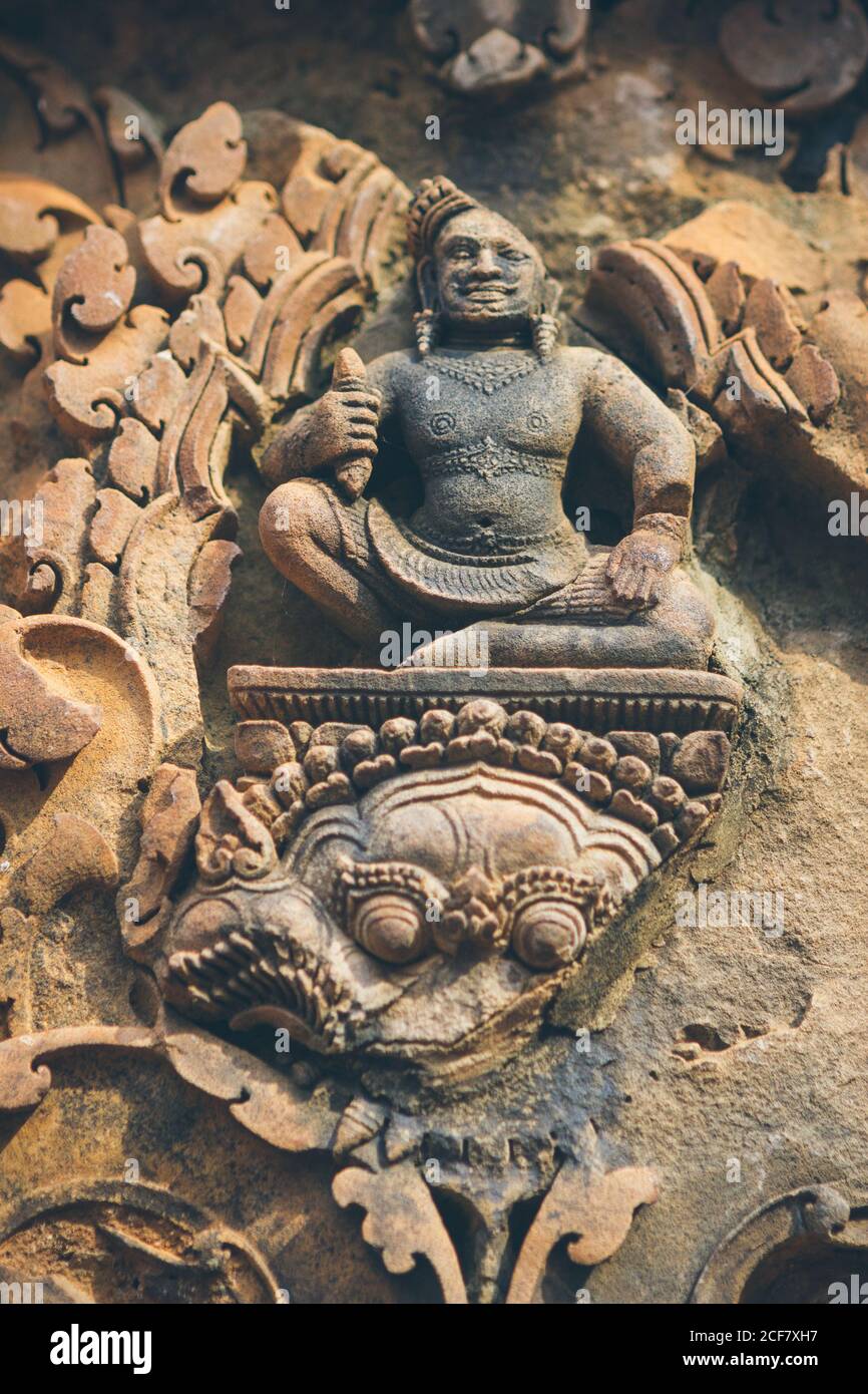 Schöne gebrochene Ornament an der Wand des alten orientalischen Tempels auf Sonniger Tag Stockfoto
