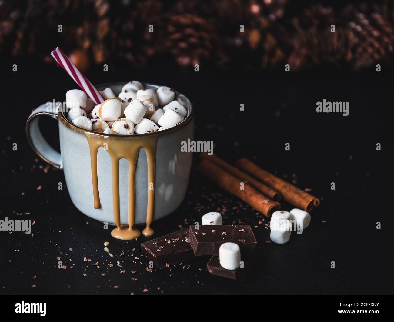 Hausgemachte heiße Schokolade mit Mini Marshmallow und Karamell. Stockfoto