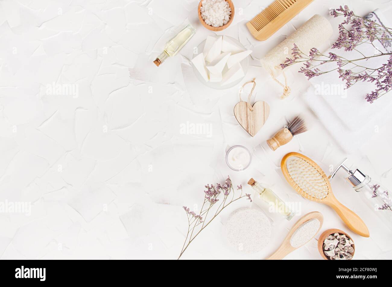 Elegante Öko Accessoires für Aromatherapie, Massage mit Kosmetikprodukten, Parfüm, ätherisches Öl, trockene Kräuter auf hellweißem Hintergrund, Draufsicht, Stockfoto