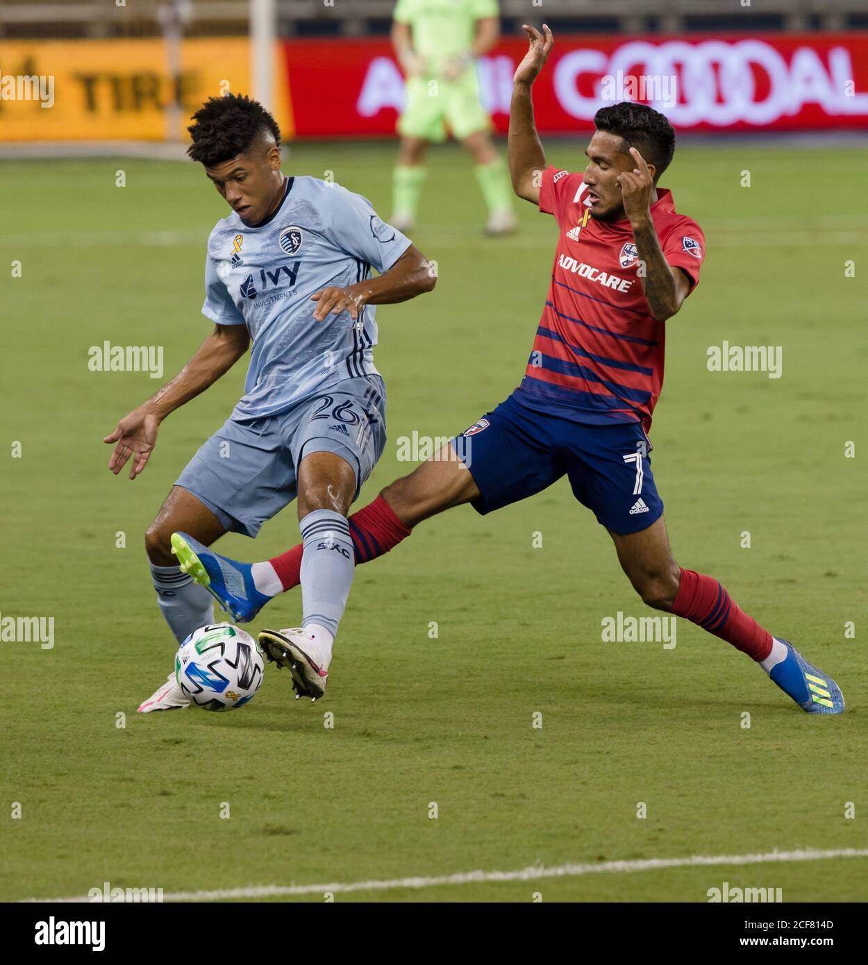 Kansas City, Kansas, USA. September 2020. Der sportliche KC-Verteidiger Jaylin Lindsey #26 (l) und der FC Dallas-Stürmer Jesus Ferrerra #7 (r) wetteifern in der ersten Spielhälfte um den Mittelfeldvorteil. Kredit: Serena S.Y. Hsu/ZUMA Wire/Alamy Live News Stockfoto