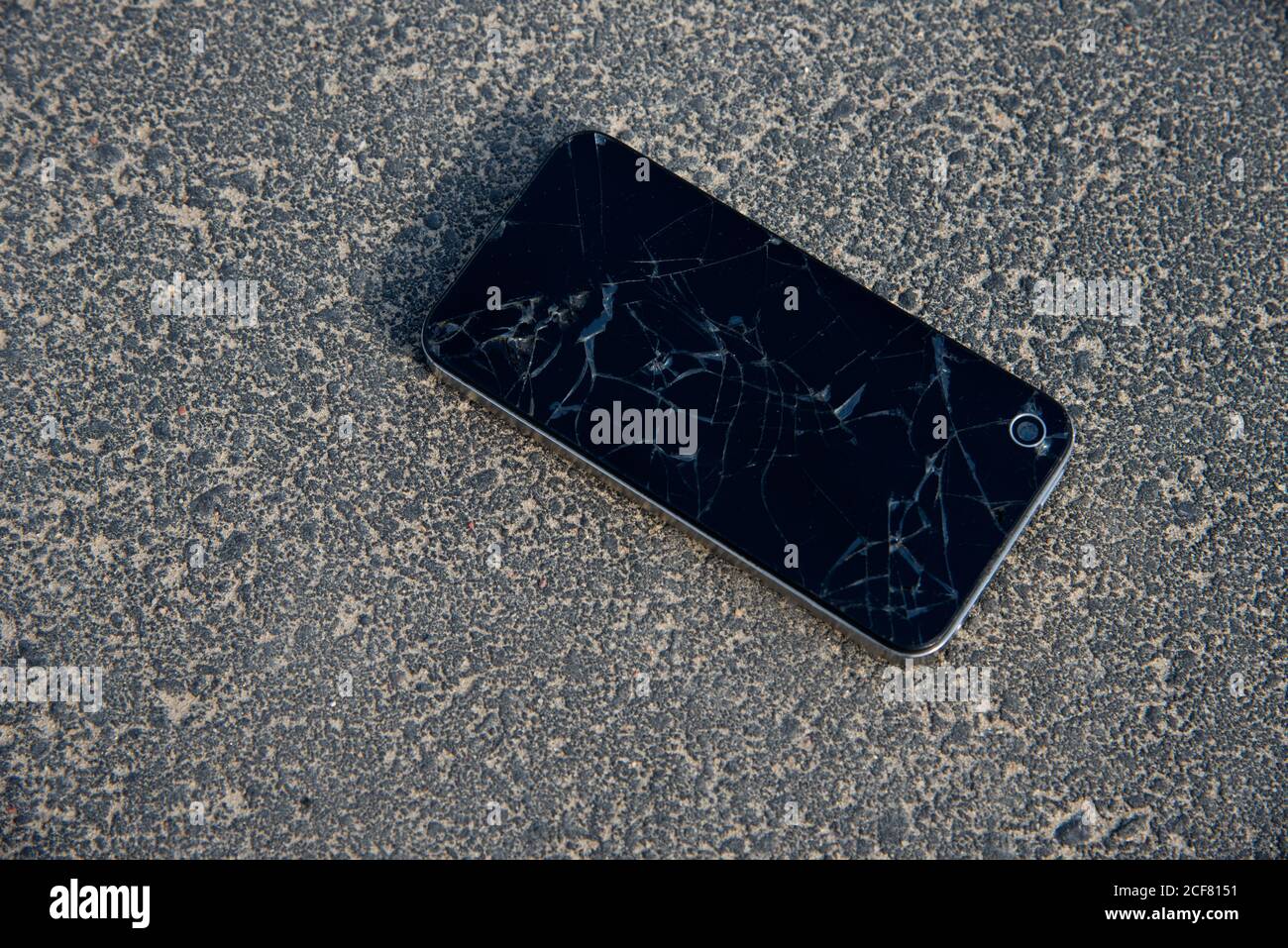 Mobile Smartphone mit einem defekten Bildschirm auf dem Boden. Reparatur Gadgets Hintergrund Stockfoto
