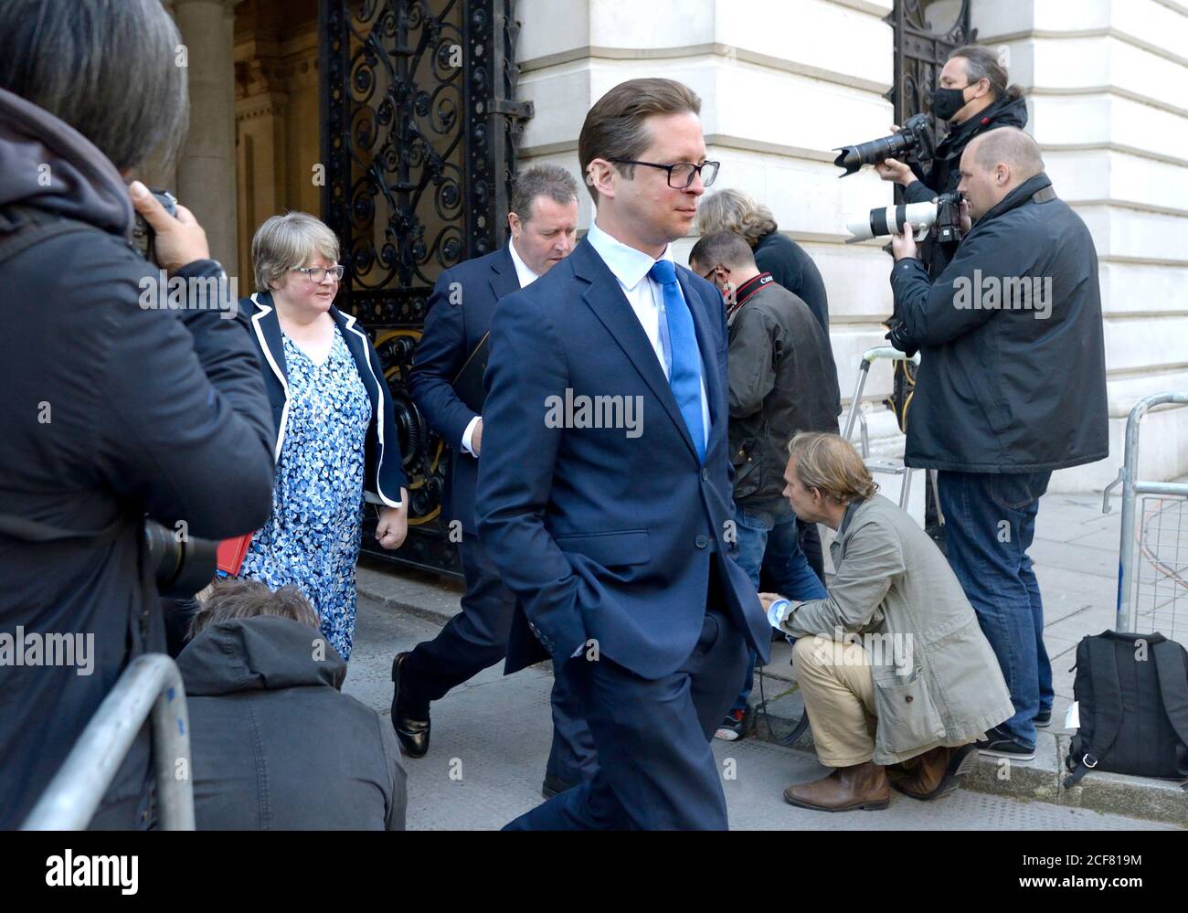 Alex Burghart MP (Parlamentarischer Staatssekretär an Premierminister Boris Johnson) Gefolgt von Therese Coffey (Staatssekretär für Arbeit und Pension Stockfoto