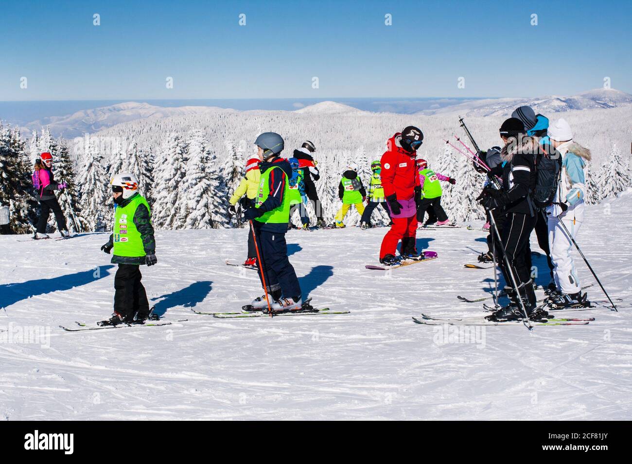 Kopaonik, Serbien - 19. Januar 2016: Skigebiet Kopaonik, Serbien, Skipiste, Menschen auf dem Hügel und Blick auf die Berge Stockfoto