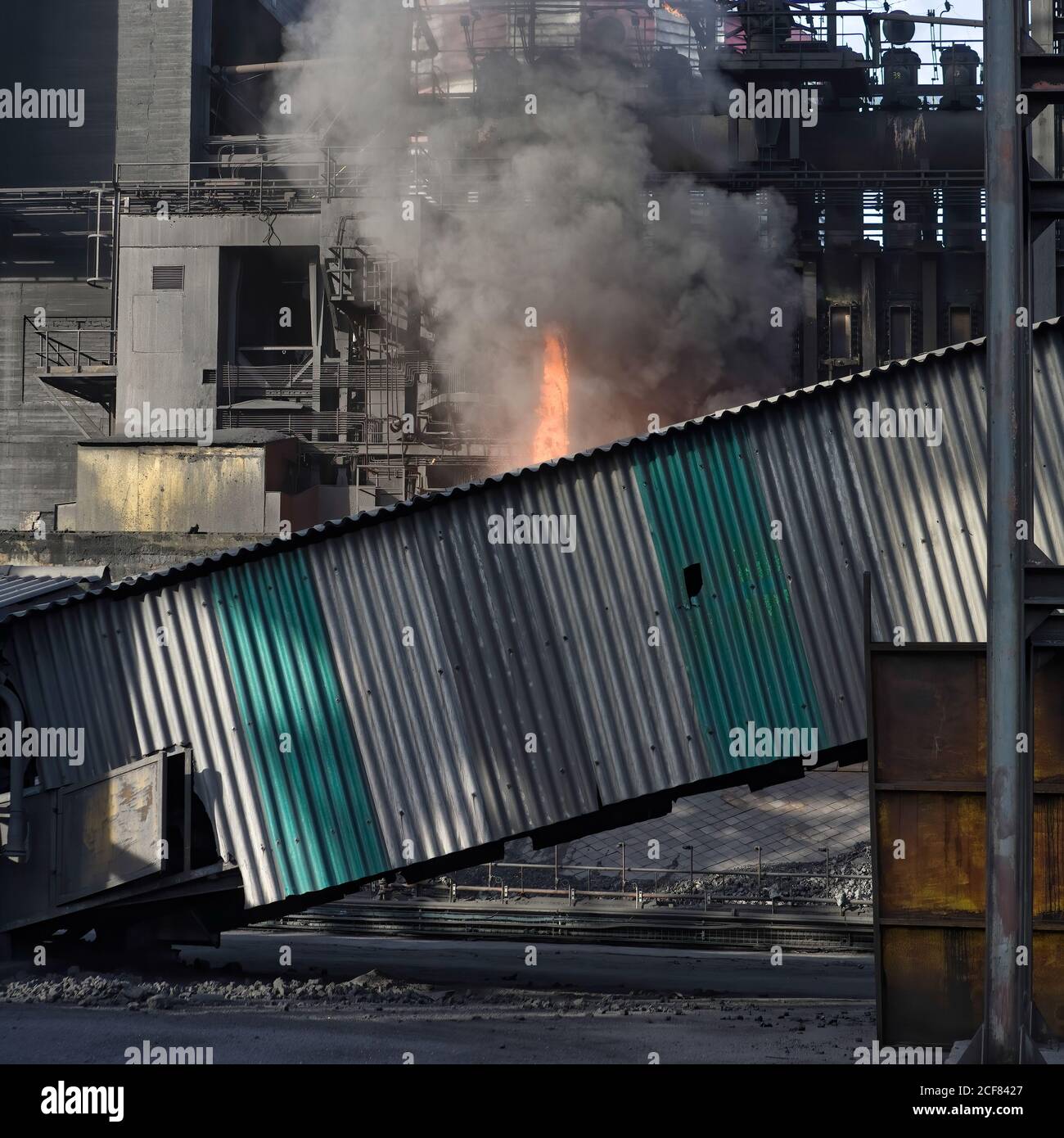 Flamme des brennenden Koks während des Prozesses der Umwandlung von Kohle Im industriellen Bereich der Fabrik Stockfoto