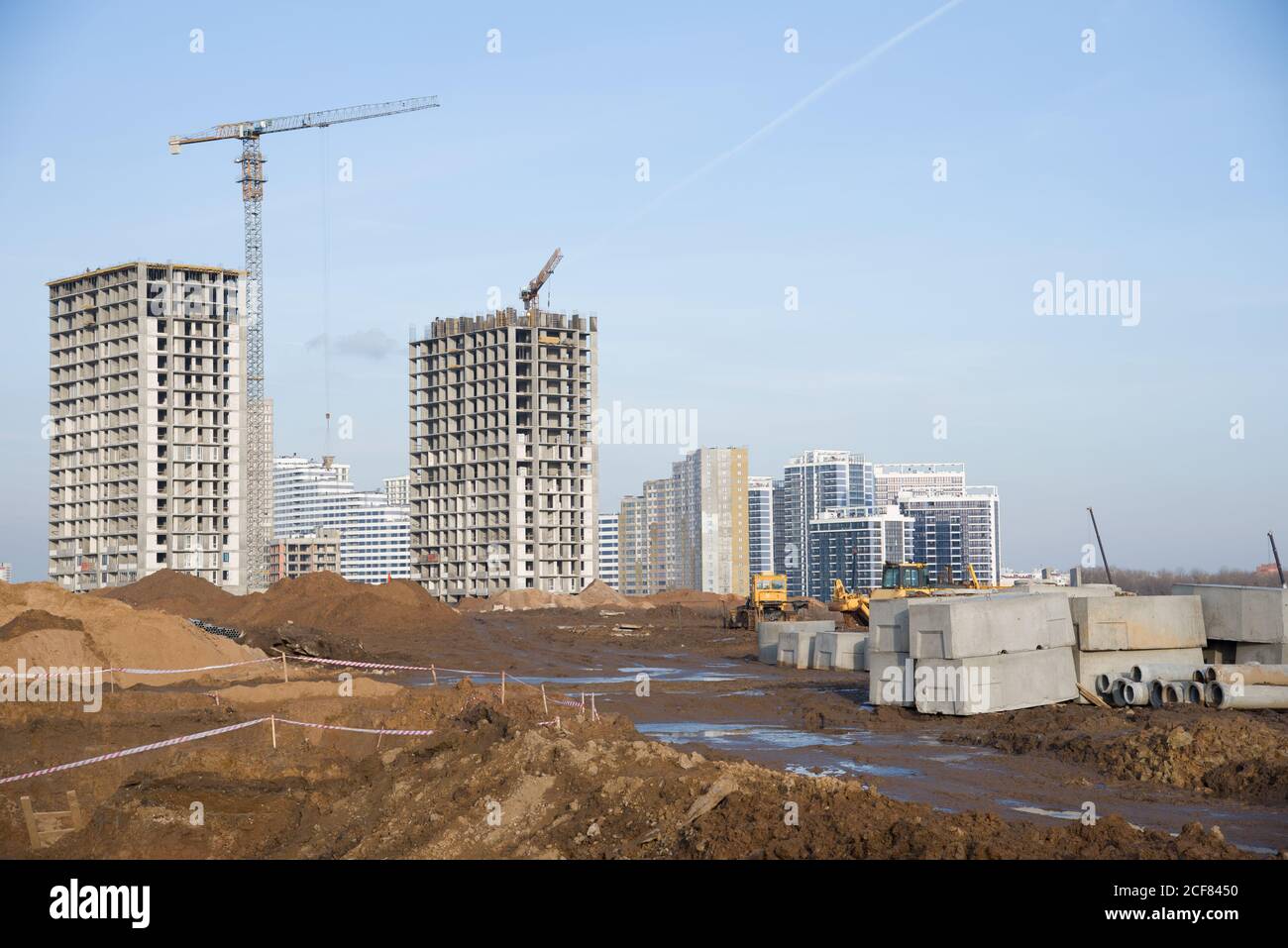 Straßenbau auf der großen Baustelle auf Turmdrehkrane Hintergrund. Installation von Wasserleitung und Sanitärinstallation. Installation von Konz Stockfoto