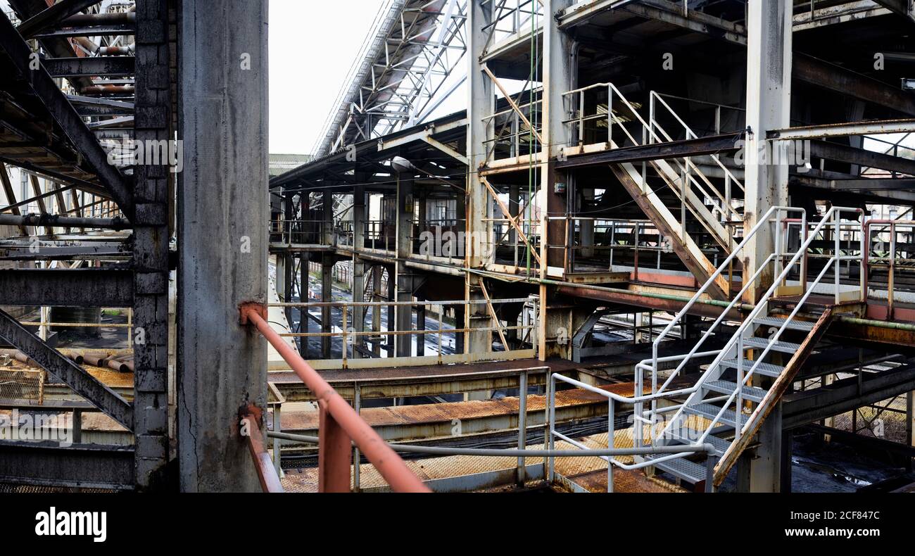 Verlassene verfallene verlassene Industriegebäude bestehend aus Metallgerüst mit Stahlbalken von Treppen und Rohren in unbemgtem Kohlebergwerk Stockfoto