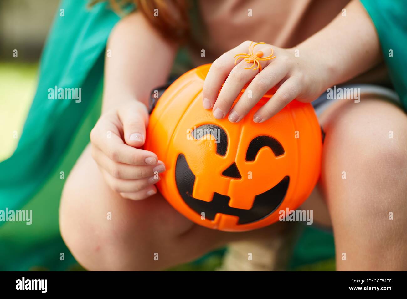 Nahaufnahme von Mädchen im Freien mit Spielzeug Kürbis in ihr sitzen Hände Stockfoto