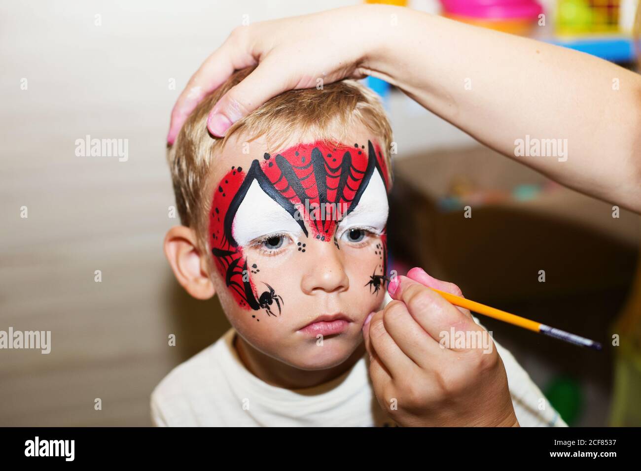Jungen Gesicht. Halloween-Party. Kinder ... Jungen Gesicht. Halloween-Party. Kinder ...