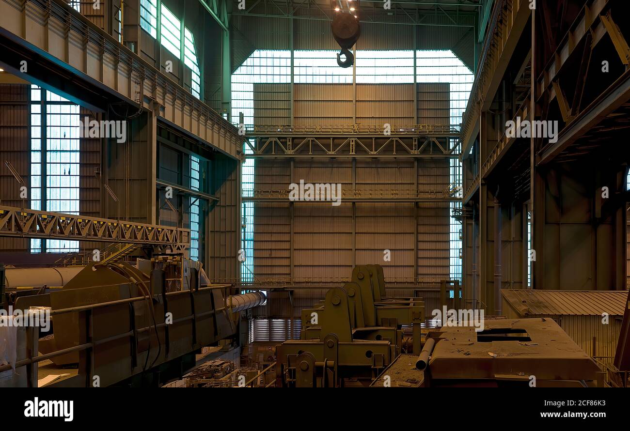 Innenraum der geräumigen Industriewerkstatt mit verschiedenen Metallelementen und Konstruktionen in industriellen Gebäude der modernen Fabrik in Asturien Stockfoto