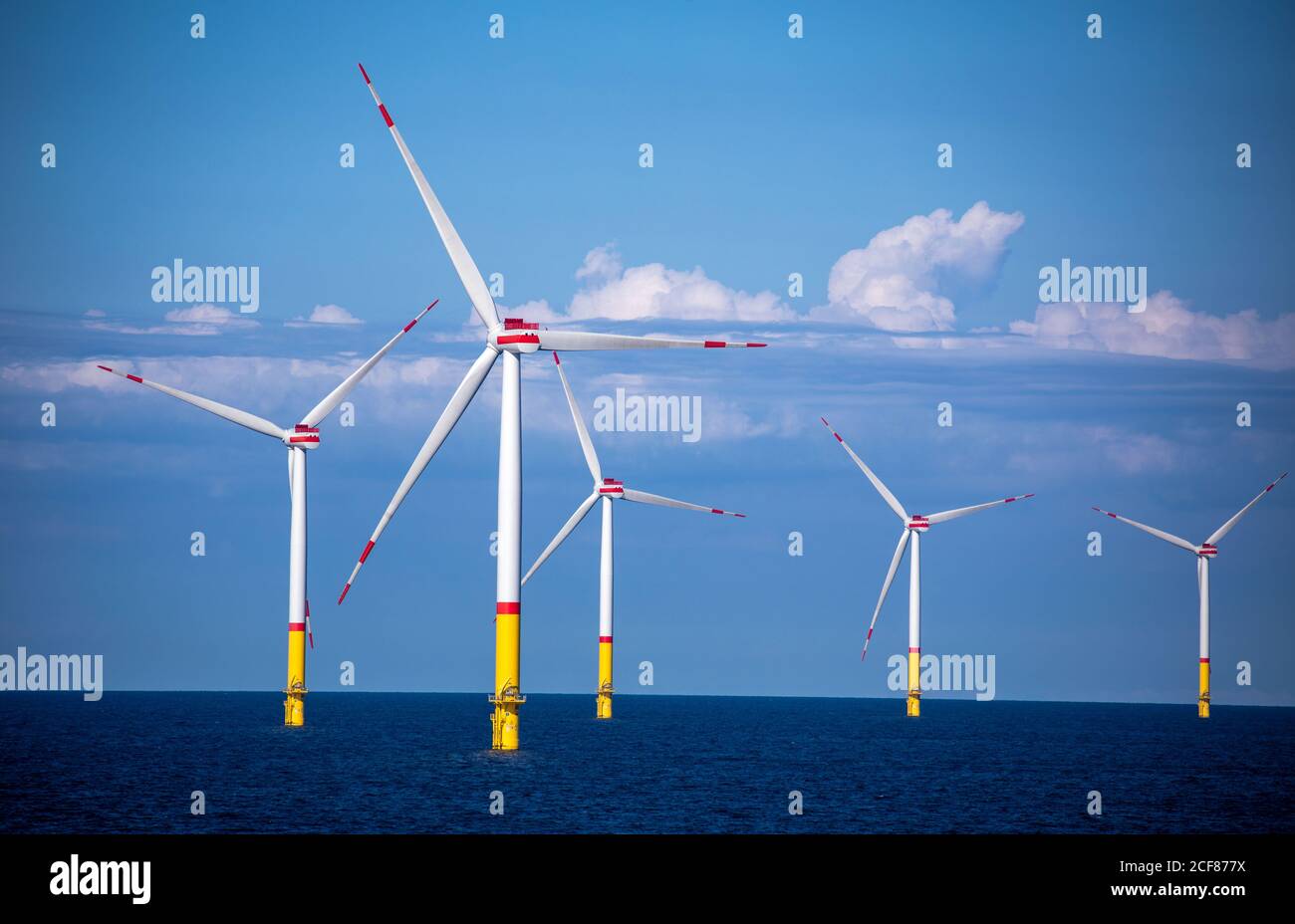Mukran, Deutschland. August 2020. Windturbinen rotieren in der Ostsee zwischen den Inseln Rügen und Bornholm (Dänemark). Der rund 35 Kilometer nordöstlich von Rügen gelegene Windpark verfügt über eine Leistung von 385 Megawatt, die mathematisch für die Versorgung von 400,000 Haushalten ausreicht. Der Windpark mit 60 Turbinen wurde nach Angaben des Auftraggebers E.ON in der Rekordzeit von 14 Monaten gebaut. Quelle: Jens Büttner/dpa-Zentralbild/ZB/dpa/Alamy Live News Stockfoto