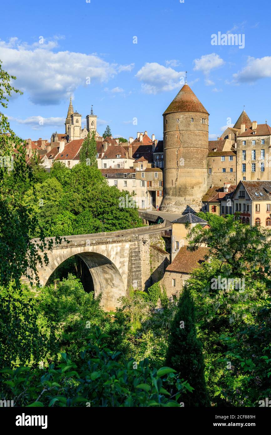 Frankreich, Cote d'Or, Semur en Auxois, mittelalterliche Stadt und die Pont Joly // Frankreich, Côte-d'Or (21), Semur-en-Auxois, cité médiévale et le pont Joly Stockfoto