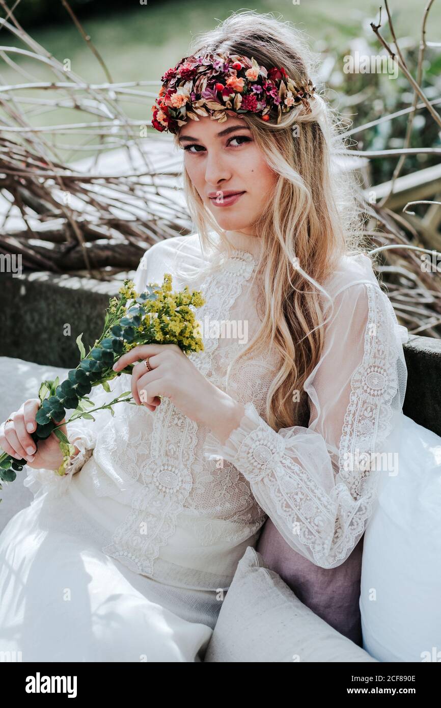 Junge Braut mit Kranz und Blumen Stockfoto