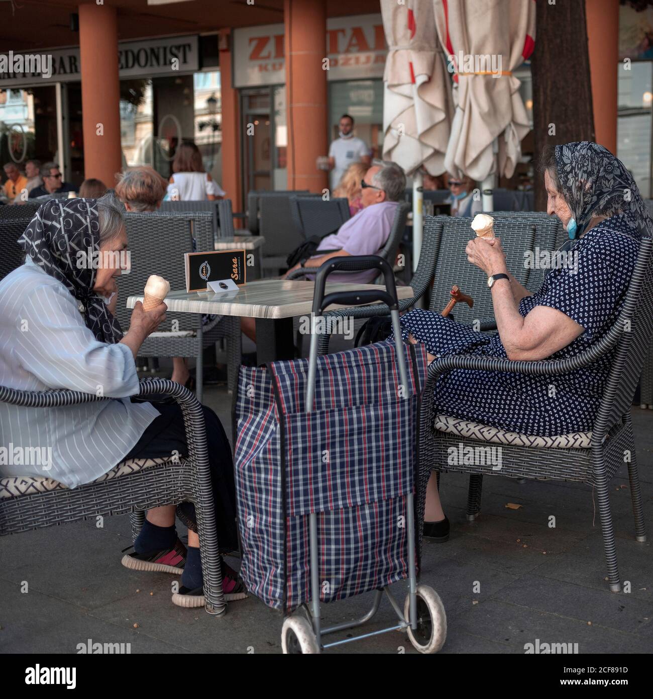 Belgrad, Serbien, 31. Aug 2020: Zwei Frauen sitzen in einem Café und essen Eis Stockfoto