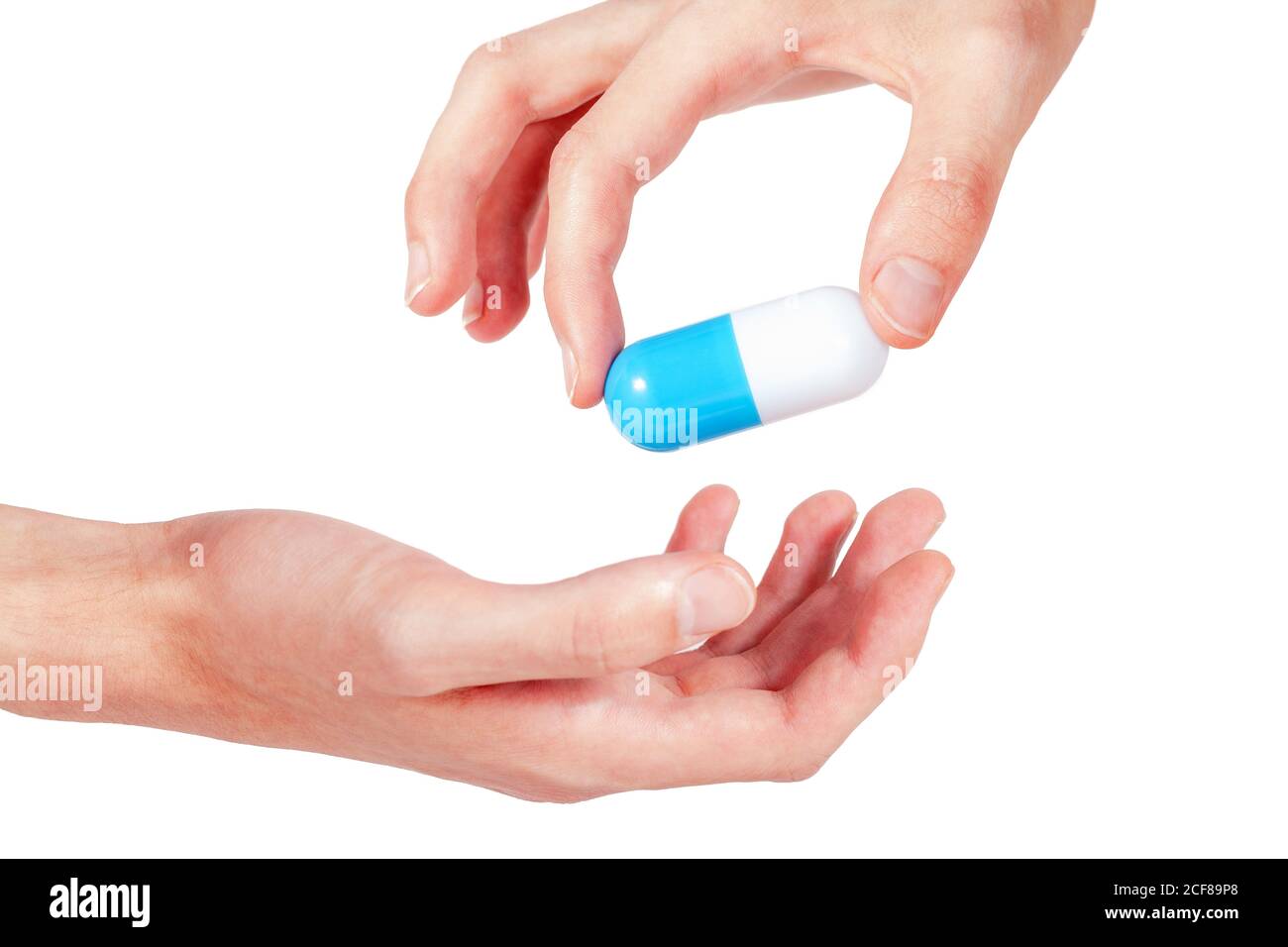 Hand hält eine Pille und gibt sie jemandem. Verschreibung, Medikamente und Verteilung neuer Medikamente. Apotheke, verschenken Heilung Konzept Stockfoto