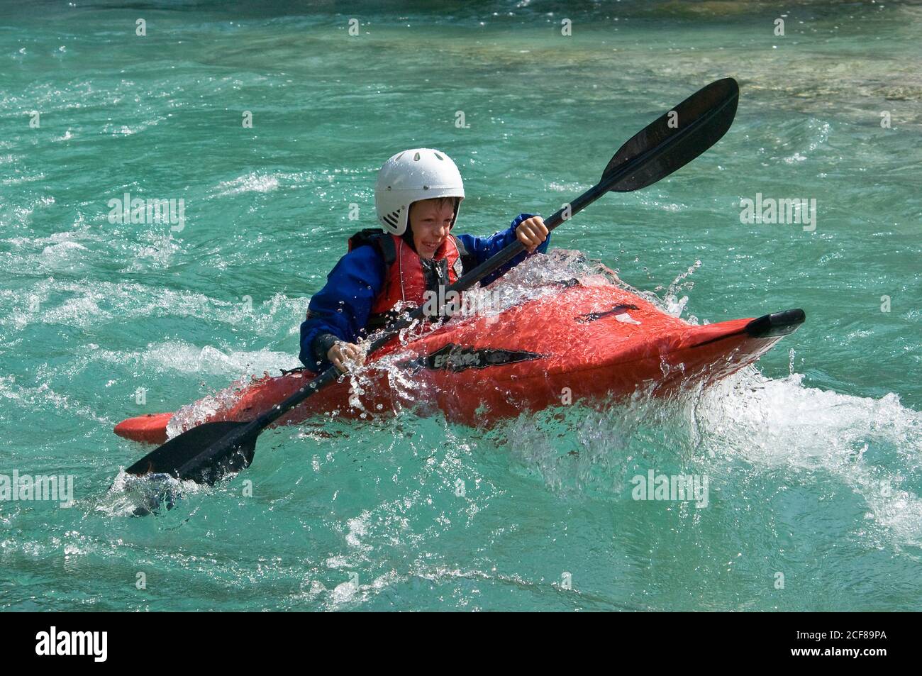 Kajak-Abenteuer auf dem Fluss Soca in Slowenien Stockfoto