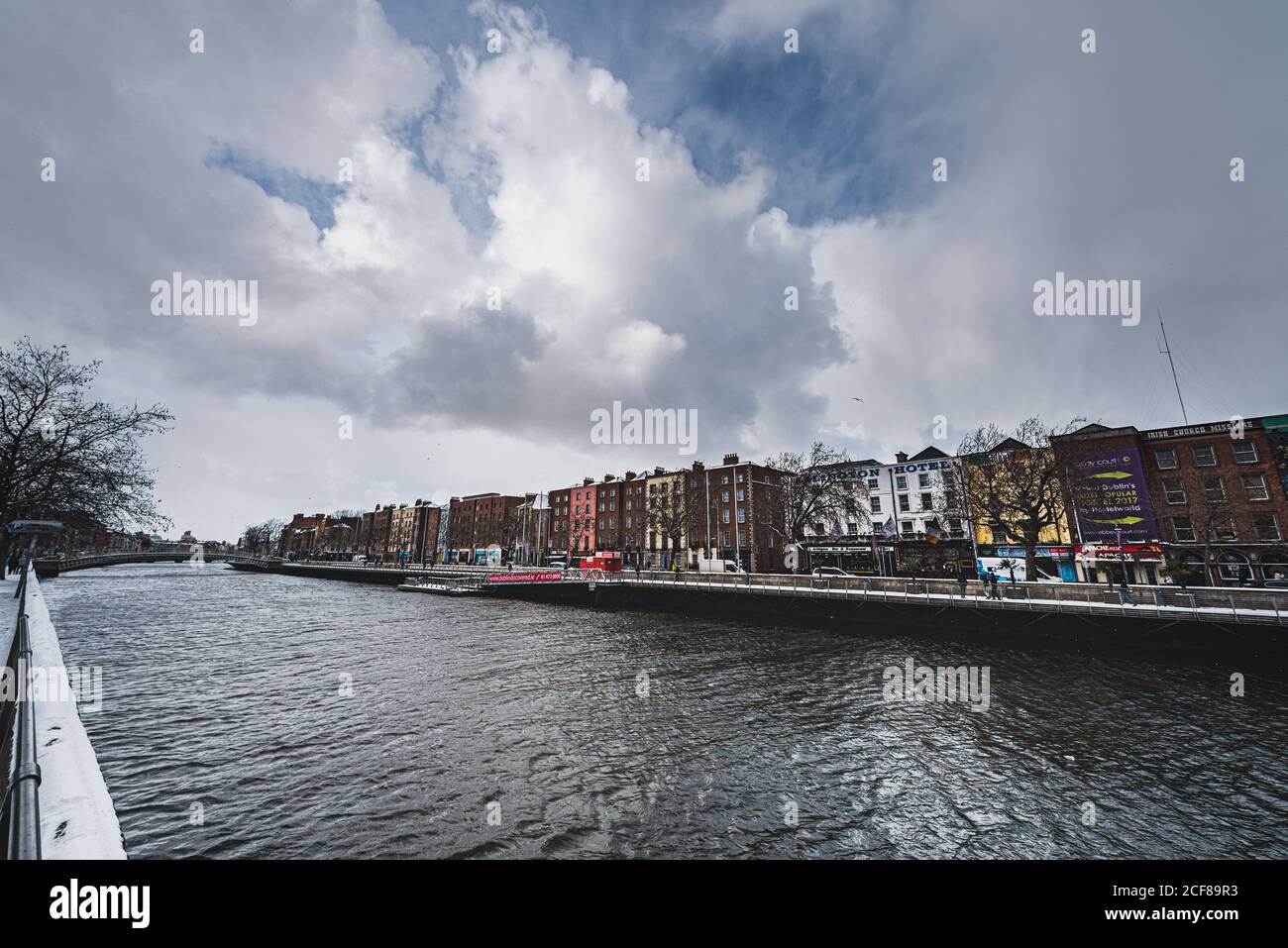 Dramatische Aussicht auf den Liffey Waterfront von der historischen O' Connell Bridge an einem verschneiten Tag. Blick auf Dublin, Irland Stockfoto