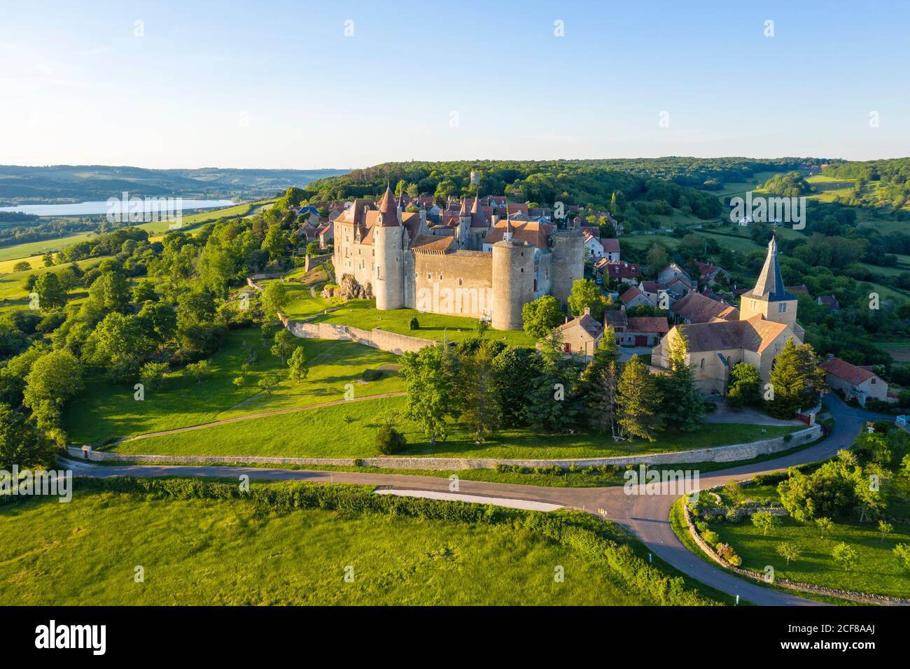 Frankreich, Cote d'Or, Chateauneuf, beschriftet Les Plus Beaux Villages de France (die schönsten Dörfer Frankreichs), allgemeine Ansicht der viilage (aeria Stockfoto