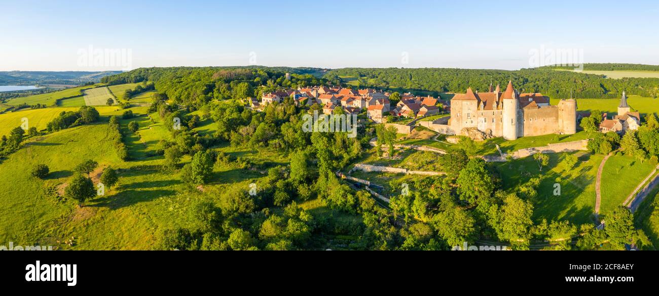 Frankreich, Cote d'Or, Chateauneuf, beschriftet Les Plus Beaux Villages de France (die schönsten Dörfer Frankreichs), allgemeine Ansicht der viilage (aeria Stockfoto