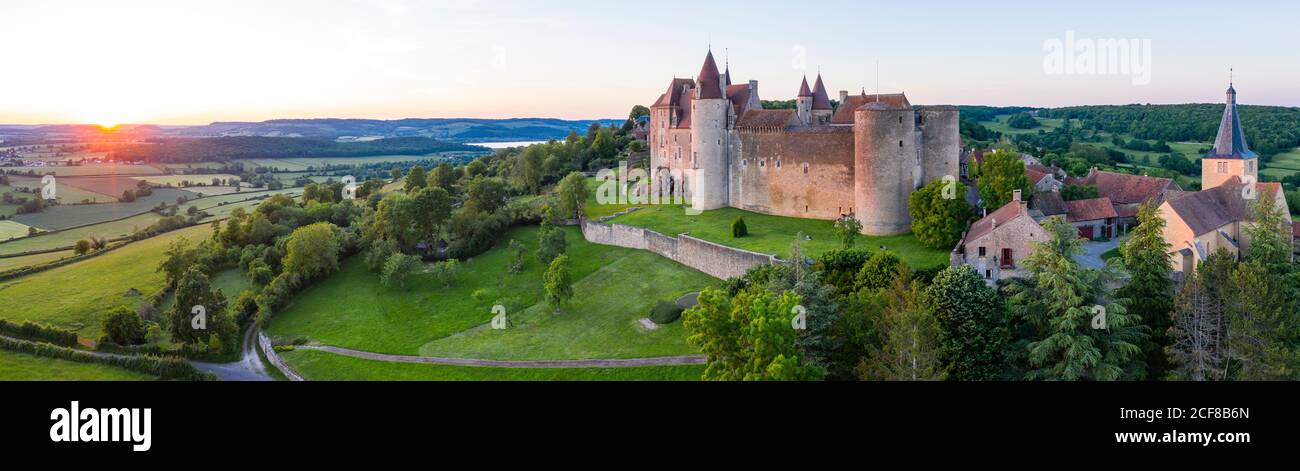 Frankreich, Cote d'Or, Chateauneuf, beschriftet Les Plus Beaux Villages de France (die schönsten Dörfer Frankreichs), Chateau de Chateauneuf, mittelalterliches f Stockfoto