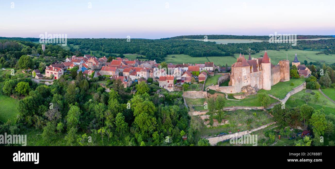 Frankreich, Cote d'Or, Chateauneuf, beschriftet Les Plus Beaux Villages de France (die schönsten Dörfer Frankreichs), allgemeine Ansicht der viilage (aeria Stockfoto