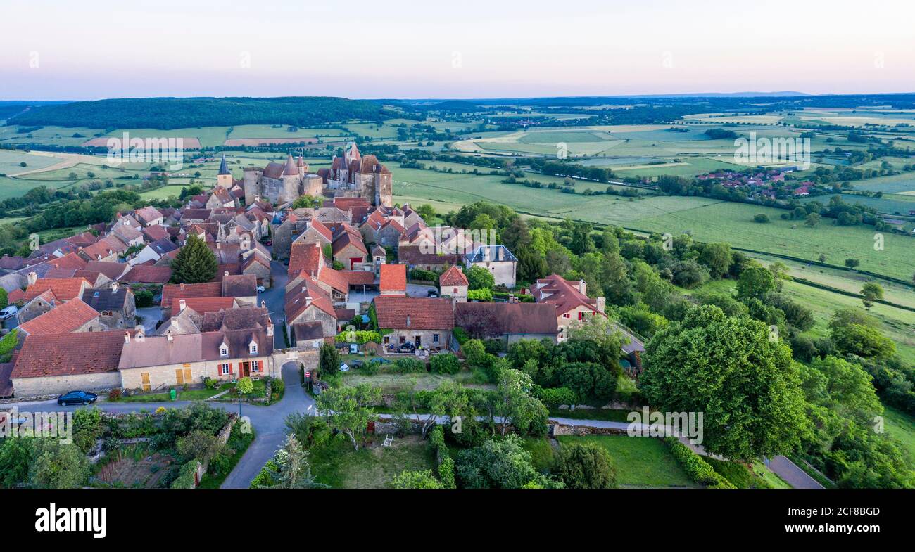 Frankreich, Cote d'Or, Chateauneuf, beschriftet Les Plus Beaux Villages de France (die schönsten Dörfer Frankreichs), allgemeine Ansicht der viilage (aeria Stockfoto
