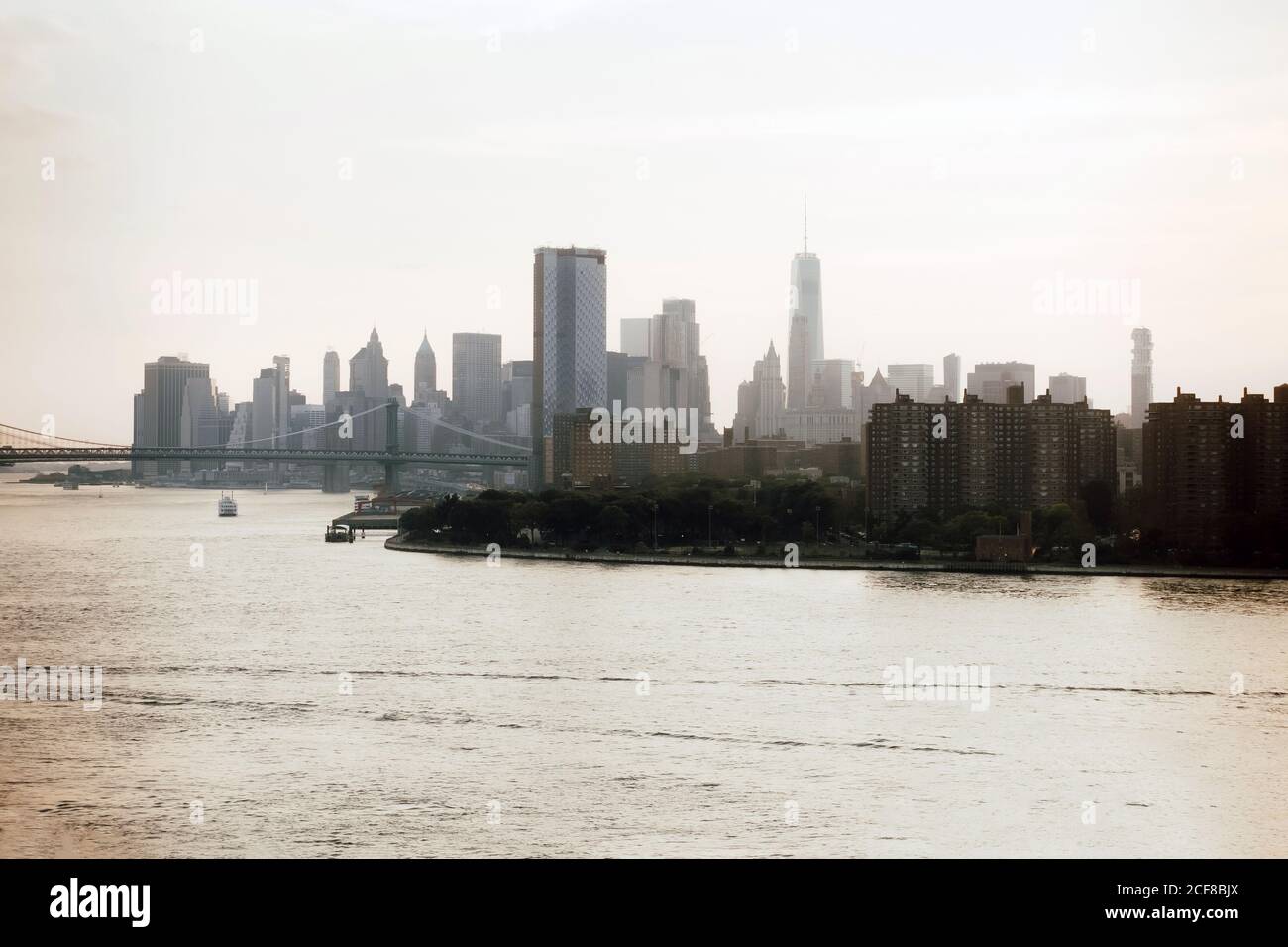 Herrliche Landschaft der Stadt Skylines in der Innenstadt und moderne Brücke Über den Fluss Stockfoto