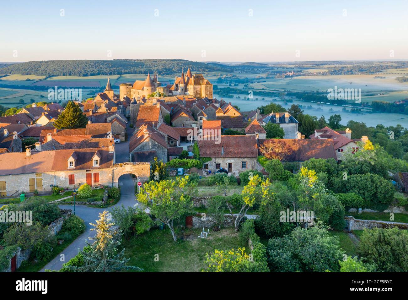Frankreich, Cote d'Or, Chateauneuf, beschriftet Les Plus Beaux Villages de France (die schönsten Dörfer Frankreichs), allgemeine Ansicht der viilage (aeria Stockfoto