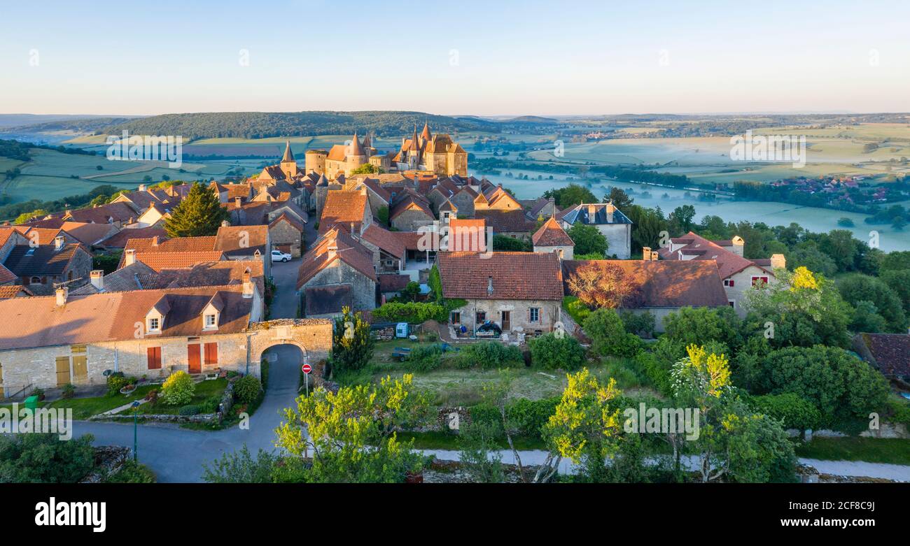 Frankreich, Cote d'Or, Chateauneuf, beschriftet Les Plus Beaux Villages de France (die schönsten Dörfer Frankreichs), allgemeine Ansicht der viilage (aeria Stockfoto