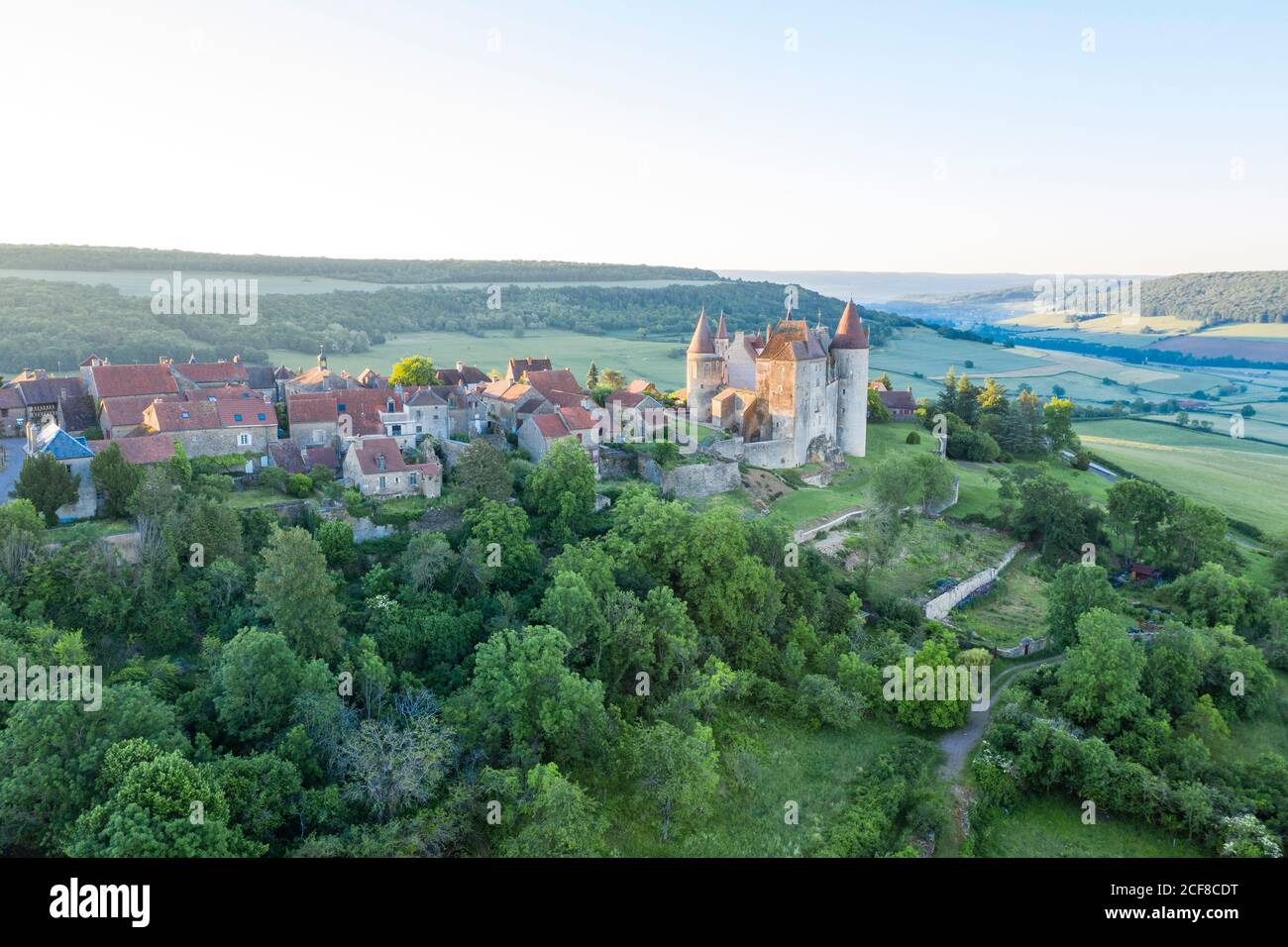 Frankreich, Cote d'Or, Chateauneuf, beschriftet Les Plus Beaux Villages de France (die schönsten Dörfer Frankreichs), allgemeine Ansicht der viilage (aeria Stockfoto