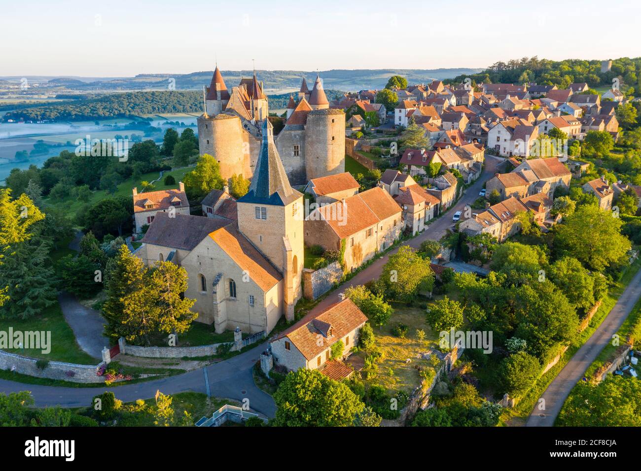 Frankreich, Cote d'Or, Chateauneuf, beschriftet Les Plus Beaux Villages de France (die schönsten Dörfer Frankreichs), allgemeine Ansicht der viilage (aeria Stockfoto