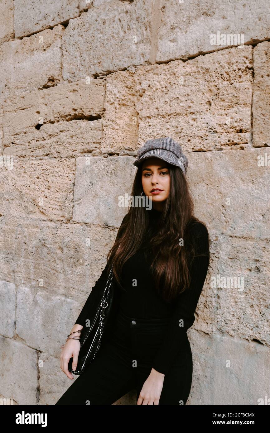 Junge Frau in der Nähe der alten Mauer Stockfoto