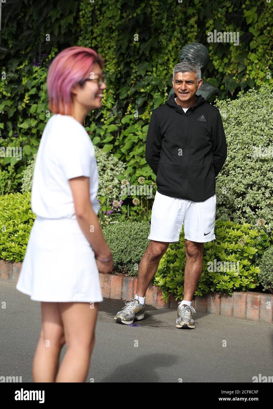 Der Bürgermeister von London Sadiq Khan spricht mit einem Schlüsselarbeiter des All England Lawn Tennis Club in Wimbledon im Südwesten Londons während einer Veranstaltung, um Mitgliedern des NHS, des TfL und Pflegekräften für ihren Dienst während der Coronavirus-Pandemie zu danken. Stockfoto