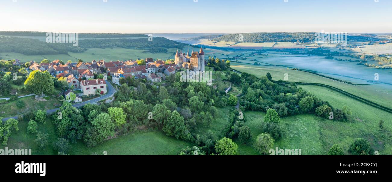 Frankreich, Cote d'Or, Chateauneuf, beschriftet Les Plus Beaux Villages de France (die schönsten Dörfer Frankreichs), allgemeine Ansicht der viilage (aeria Stockfoto