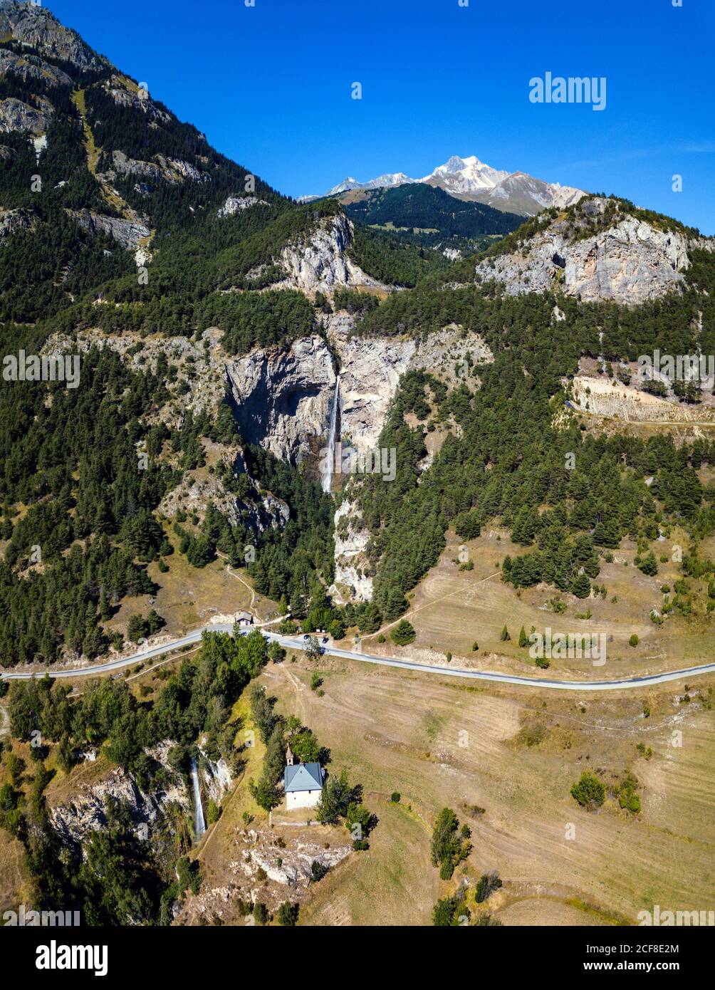 Kaskade und Kapelle von Saint Benoit, in der Nähe von Fort Victor-Emmanuel an der Barrière de l'Esseillon, Aussois, Maurriene, Frankreich Stockfoto