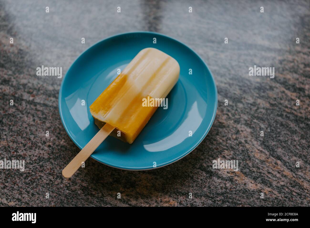 Draufsicht auf köstlichen Fruchtpopsicle auf dem Tisch platziert Stockfoto