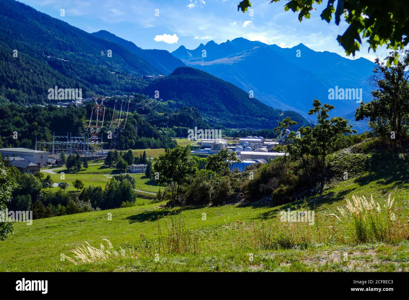 ONERA Windkanal Forschungszentrum und elektrische Übertragungskabel Modane, Maurienne, Frankreich Stockfoto