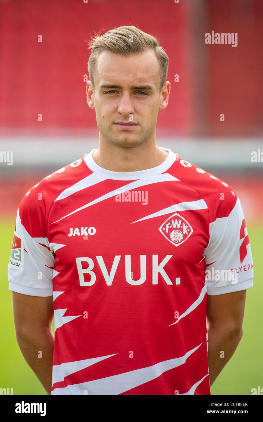 03. September 2020, Bayern, Würzburg: Fußball, 2. Bundesliga: FC Würzburger Kickers. Würzburg's David Kopacz bei der offiziellen Fotosession für die Saison 2020/2021. Foto: Daniel Karmann/dpa - WICHTIGER HINWEIS: Gemäß den Vorschriften der DFL Deutsche Fußball Liga und des DFB Deutscher Fußball-Bund ist es verboten, im Stadion und/oder aus dem Spiel aufgenommenen Fotografien in Form von Sequenzbildern und/oder videoähnlichen Fotoserien zu nutzen oder auszunutzen. Stockfoto