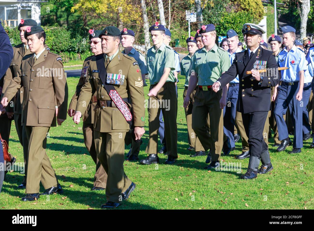 Mitglieder der neuseeländischen Armee, Armeekadetten und des NZ Air Training Corps marschieren am Anzac Day in Tauranga, Neuseeland, 25 2018. April Stockfoto