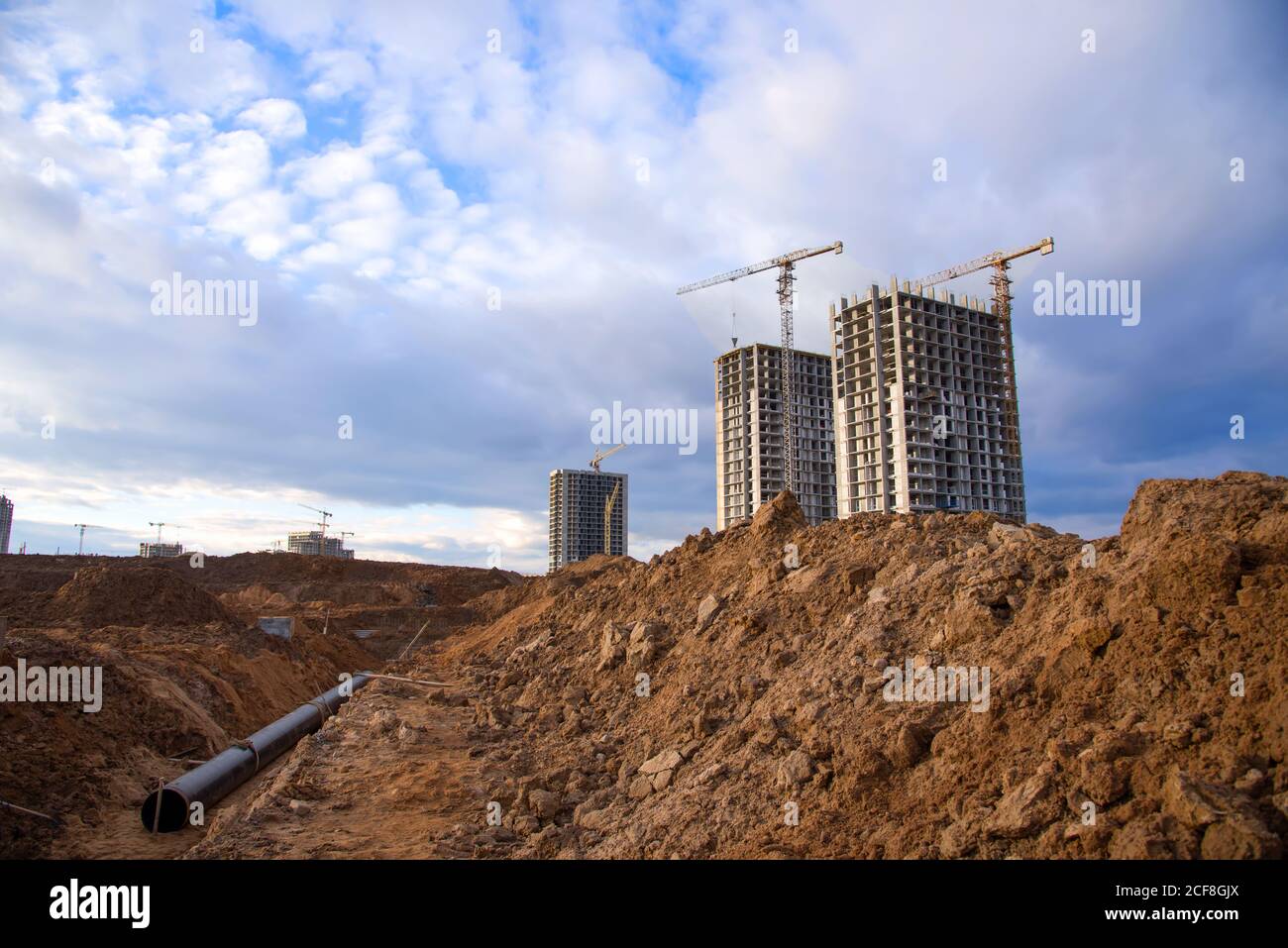 Verlegung der unterirdischen Regenwasserkanalrohre im Graben beim Bau des Gebäudes. Installation von Wasserleitung und Sanitärinstallation an großen Bau Stockfoto