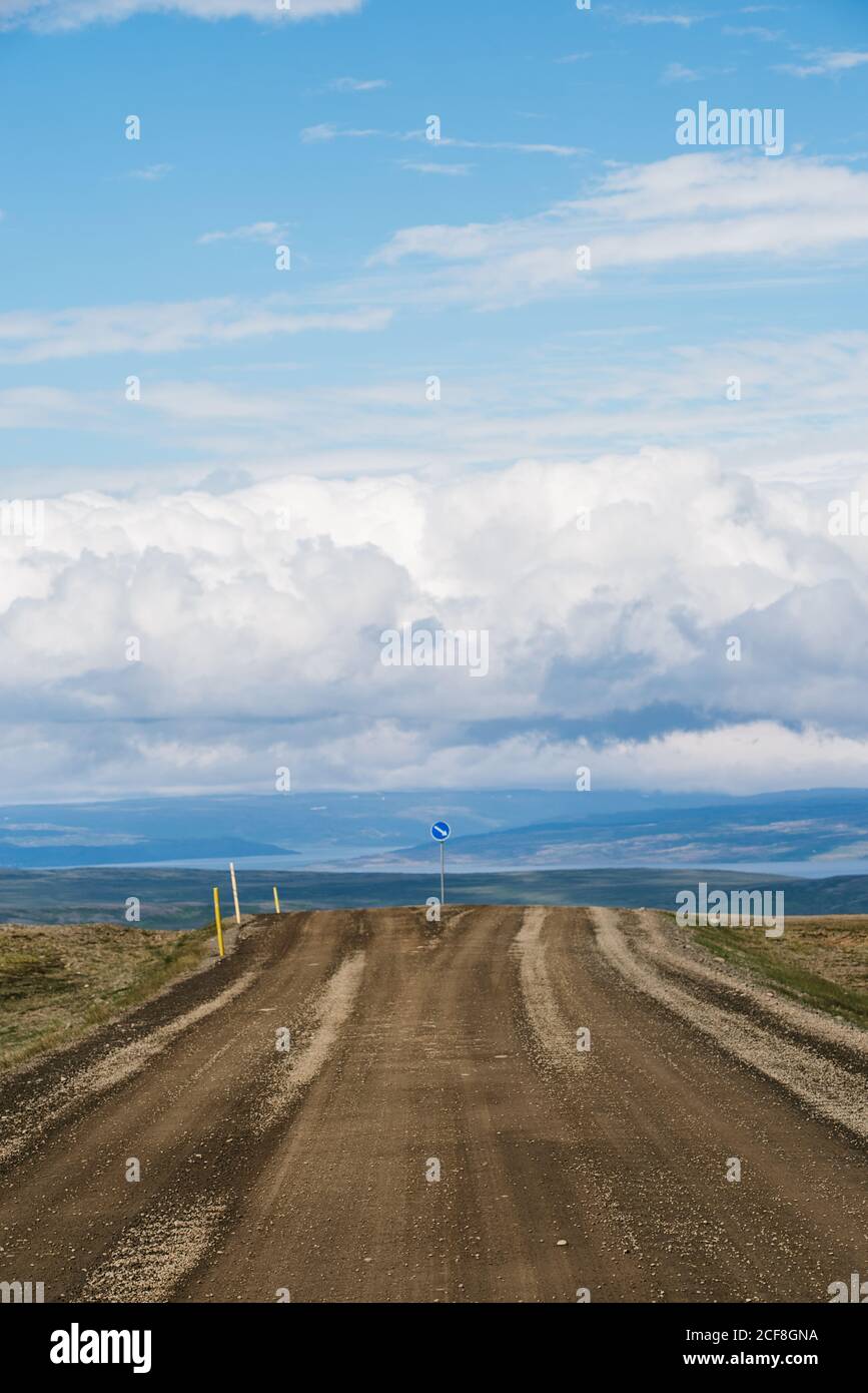 Sandige Straße in Island und erstaunliche Landschaft auf bergigen Tal Stockfoto