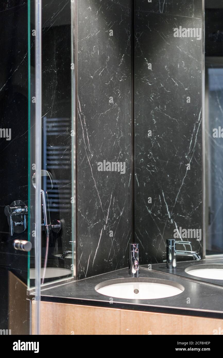 Kreisförmiges Waschbecken und glänzender Stahlhahn im luxuriösen Badezimmer Tageslicht Stockfoto