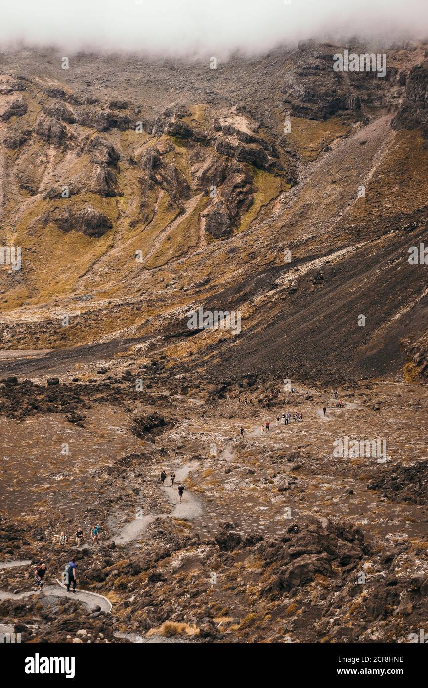 Von oben von bunten großen felsigen Gelände mit Touristen Trekking Im Tongario von Neuseeland Stockfoto