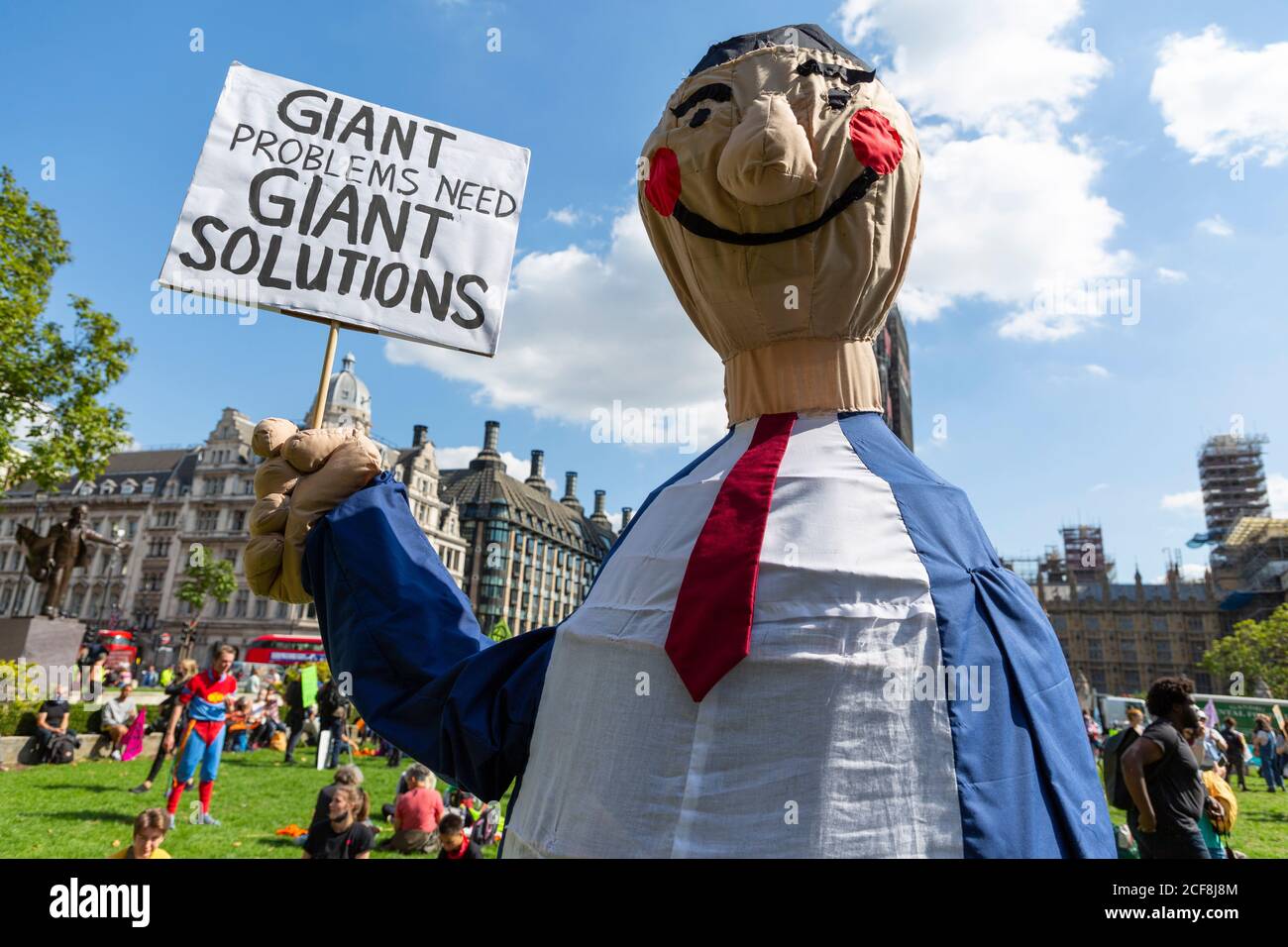 Eine riesige Marionette mit einem Protestschild während der Extinction Rebellion Demonstration, London, 1. September 2020 Stockfoto