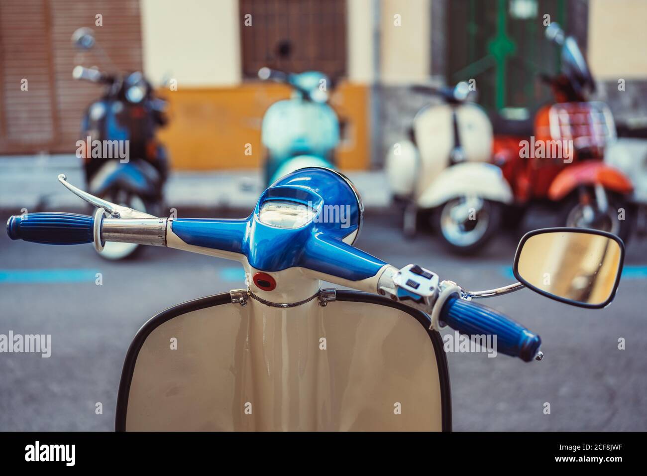 Vintage glänzend Motorrad mit sauberen Spiegel auf Asphalt geparkt Straße An der City Street Stockfoto