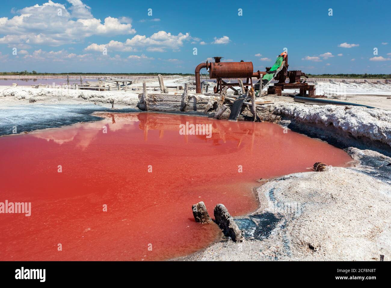 Natürliche Salzextraktion Verdunstungsteich in der Ukraine. Stockfoto