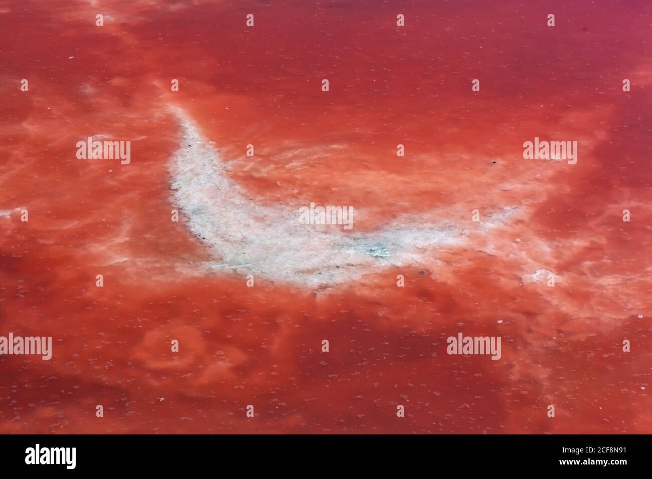 Natürliche Salzextraktion Verdunstung Teich Textur. Stockfoto