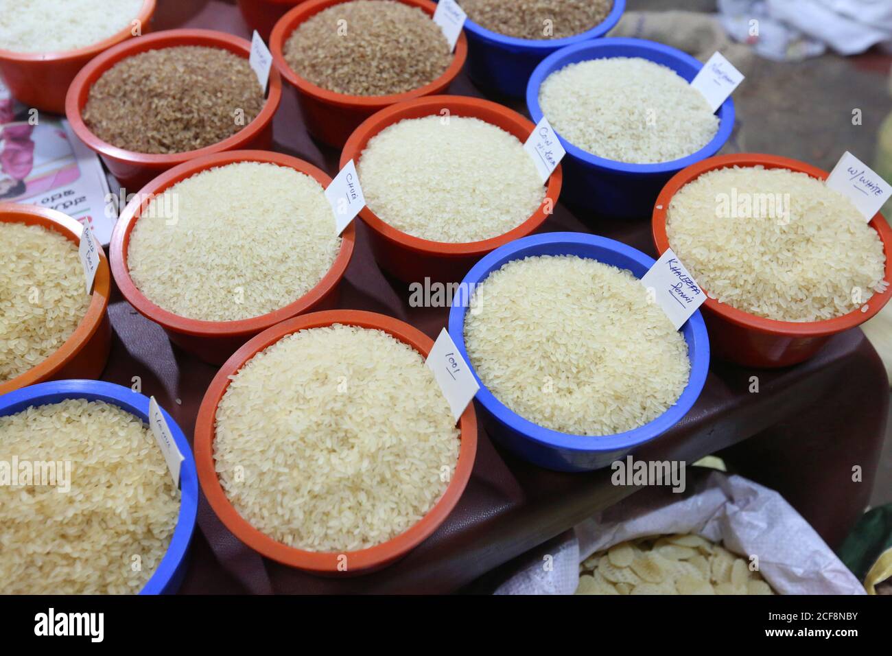 Verschiedene Sorten von Reiskorn zum Verkauf Calicut, Kerala, Indien Stockfoto