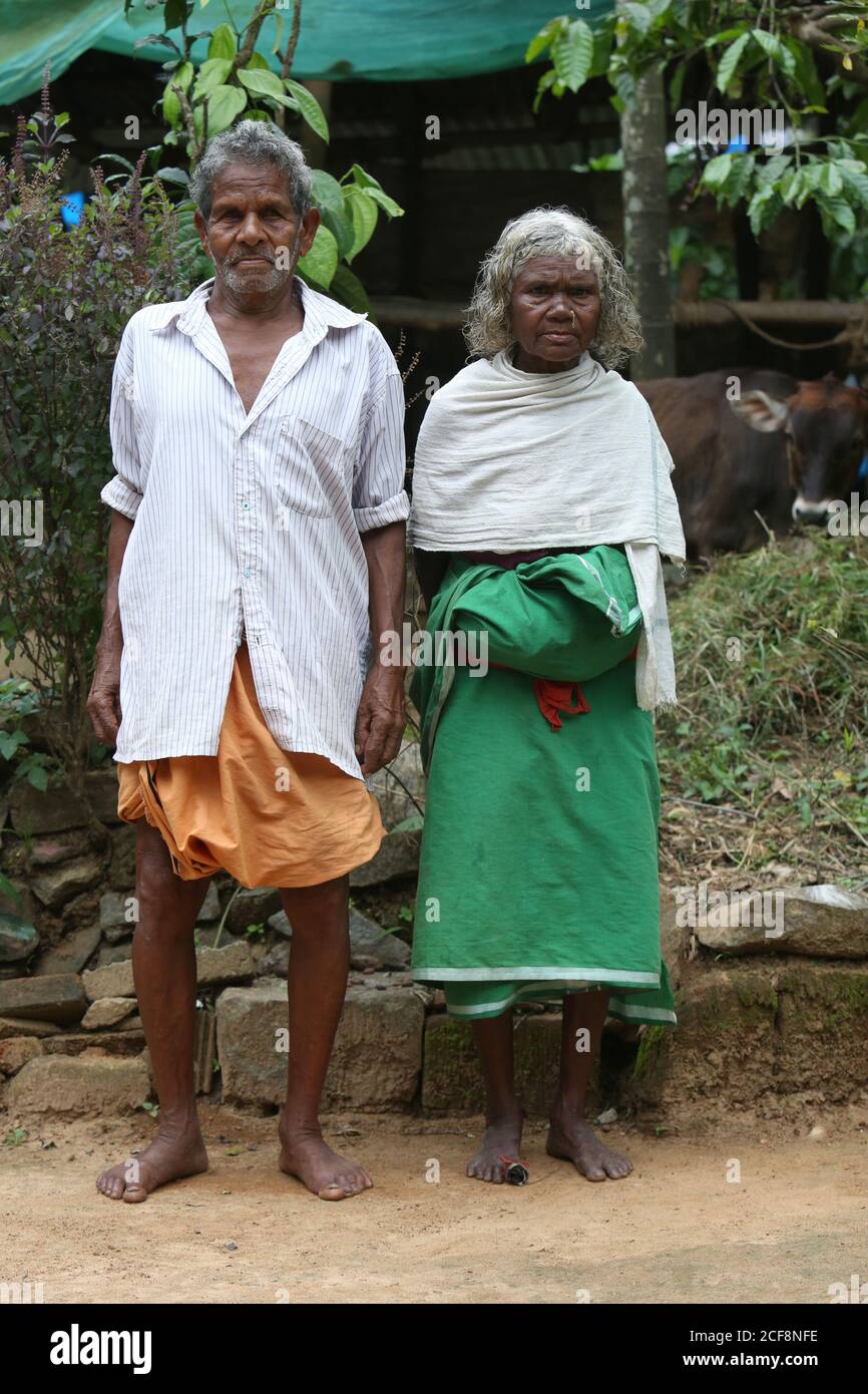 PANIYAN STAMM, altes Paar in traditioneller Kleidung, Chulliyod Dorf, Vannathara Kolonie, Kerala, Indien Stockfoto